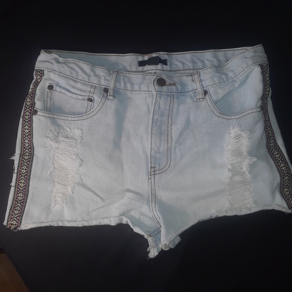 🌞 Forever 21 distressed jean shorts w design